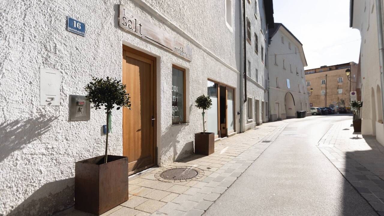 Die acht Studios mit insgesamt 28 Betten befinden sich genau gegenüber dem 2020 eröffneten Apartmenthaus „Residences“ in der Wichtlhuberstraße (l.). Die acht Studios mit insgesamt 28 Betten befinden sich genau gegenüber dem 2020 eröffneten Apartmenthaus „Residences“ in der Wichtlhuberstraße (l.).