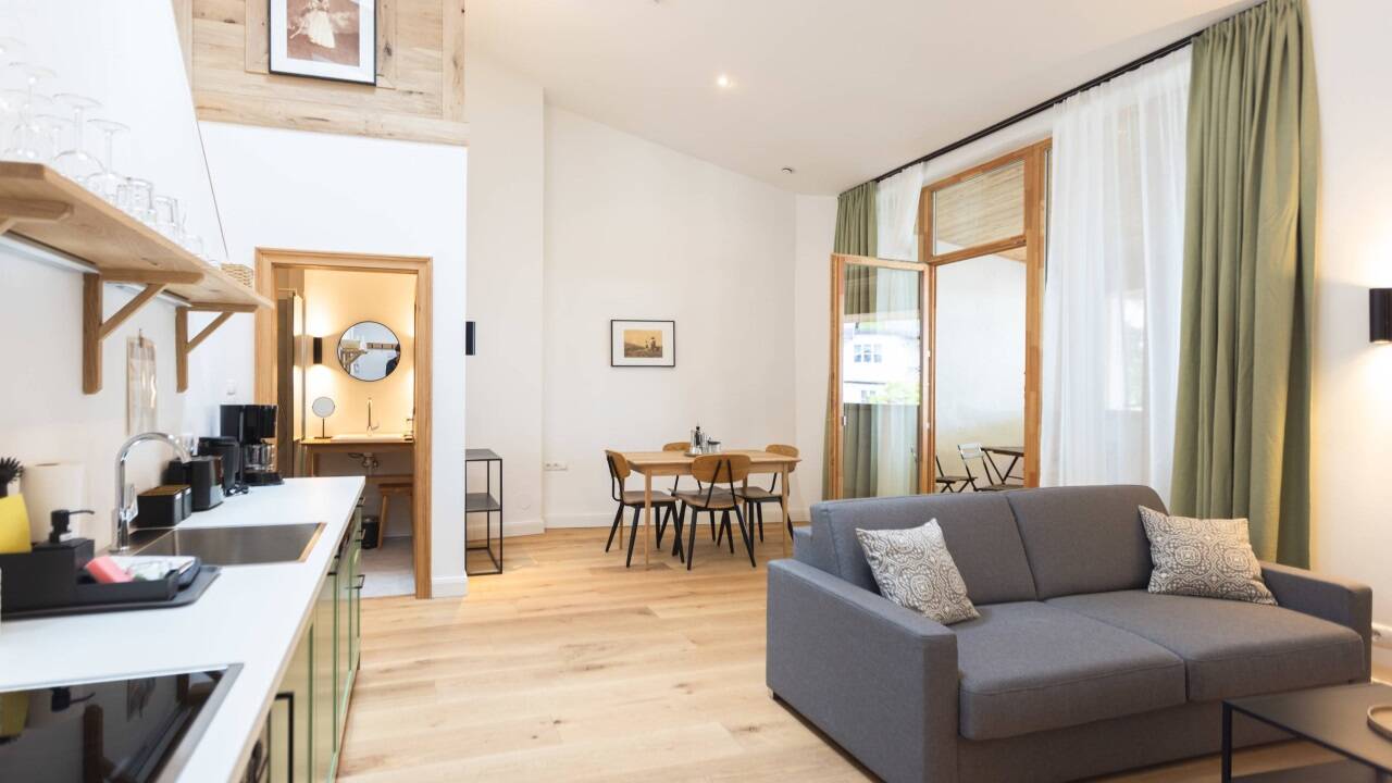 Aus dem fast abbruchreifen Haus ist ein modernes Schmuckstück geworden. Aus dem fast abbruchreifen Haus ist ein modernes Schmuckstück geworden.