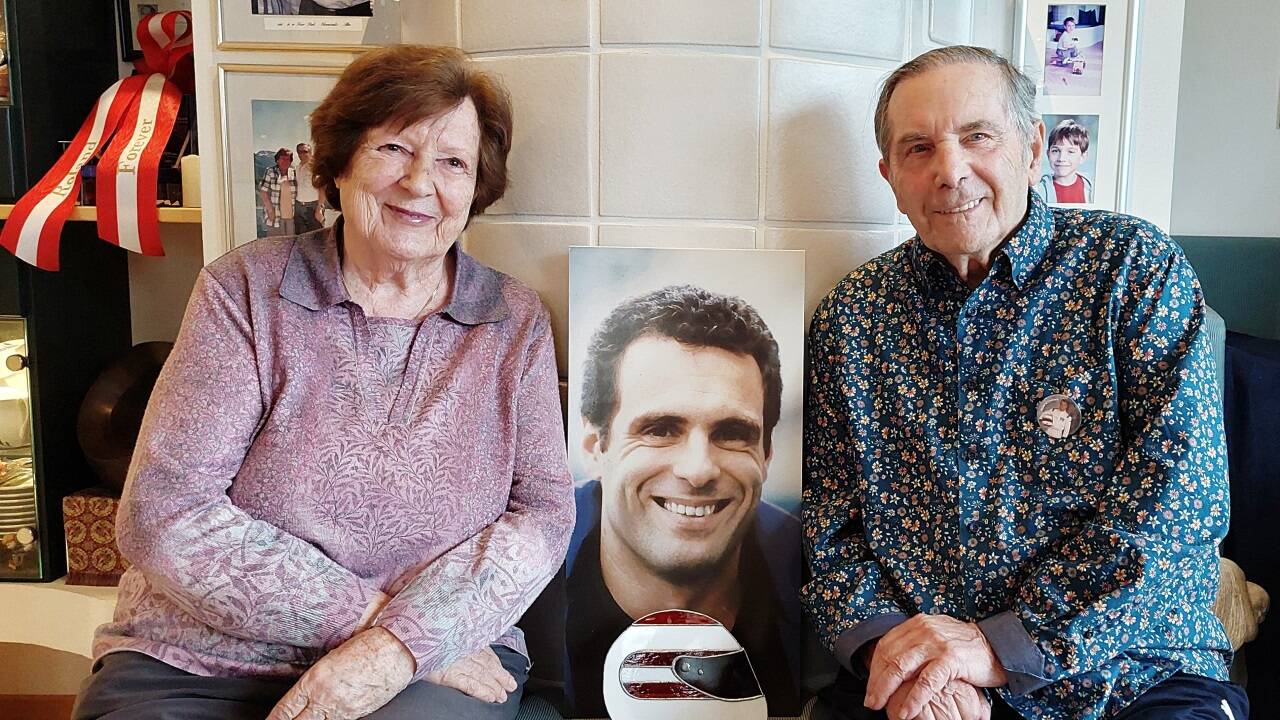 Margit und Rudolf Ratzenberger beim SN-Interview in ihrer Wohnung in Salzburg: Porträtbilder ihres Sohns Roland sind allgegenwärtig. 