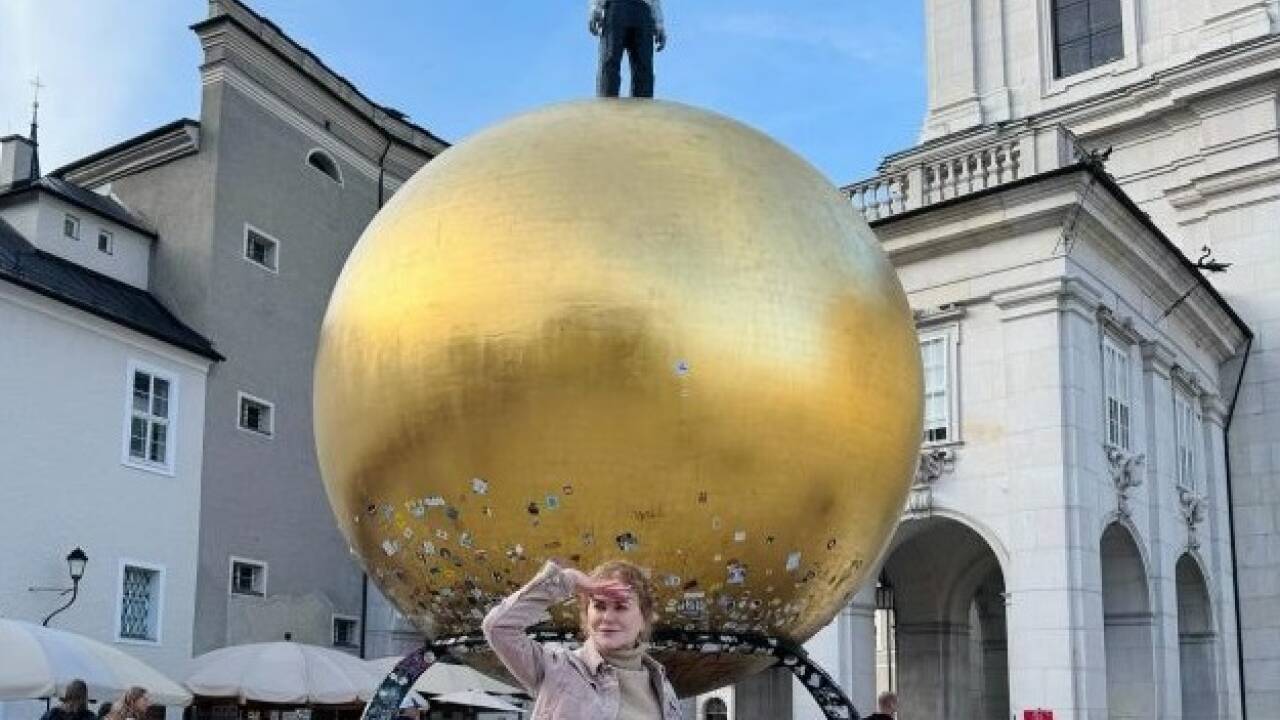 Kidman vor der „Sphaera“, dem Mann auf der goldenen Kugel auf dem Kapitelplatz.  