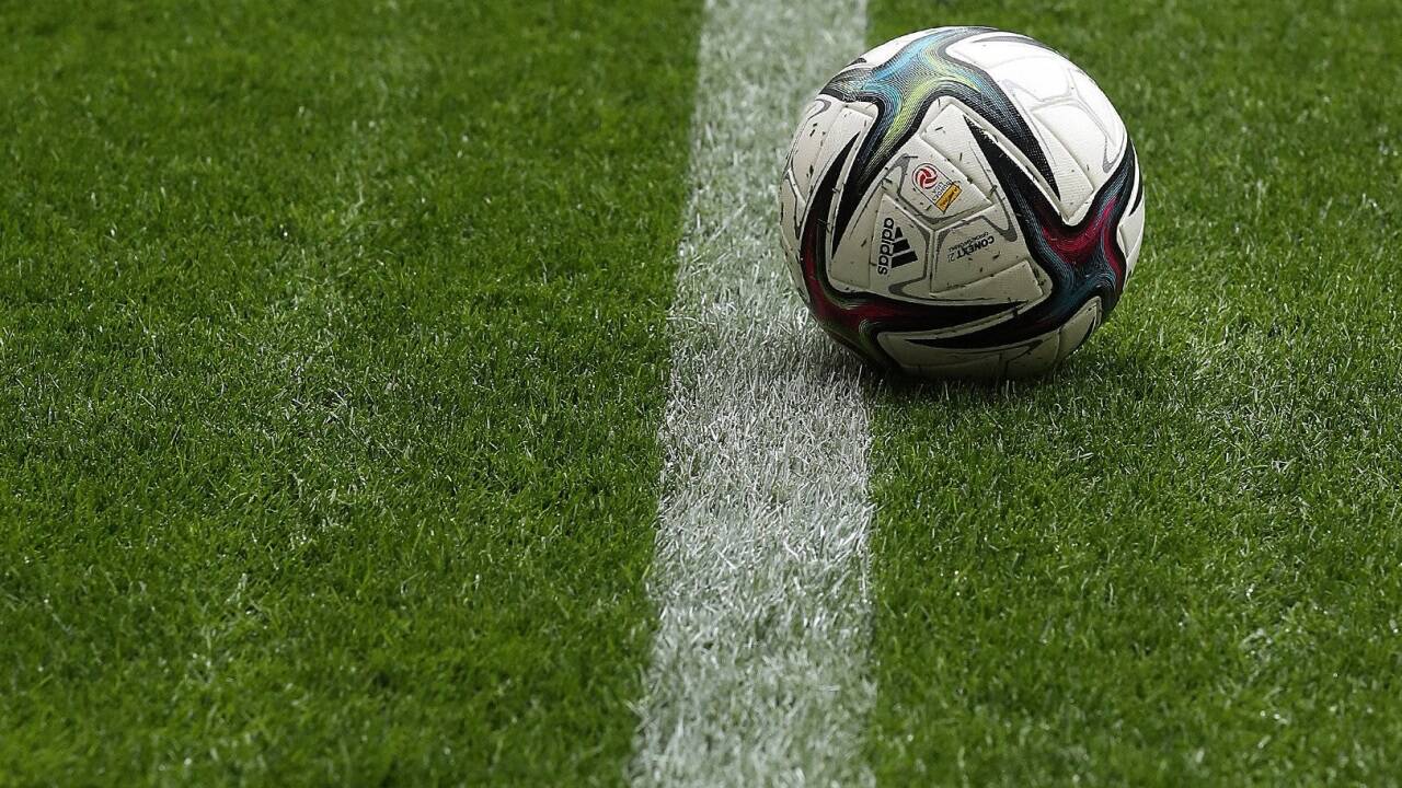 Der Ball blieb nicht am Boden. 