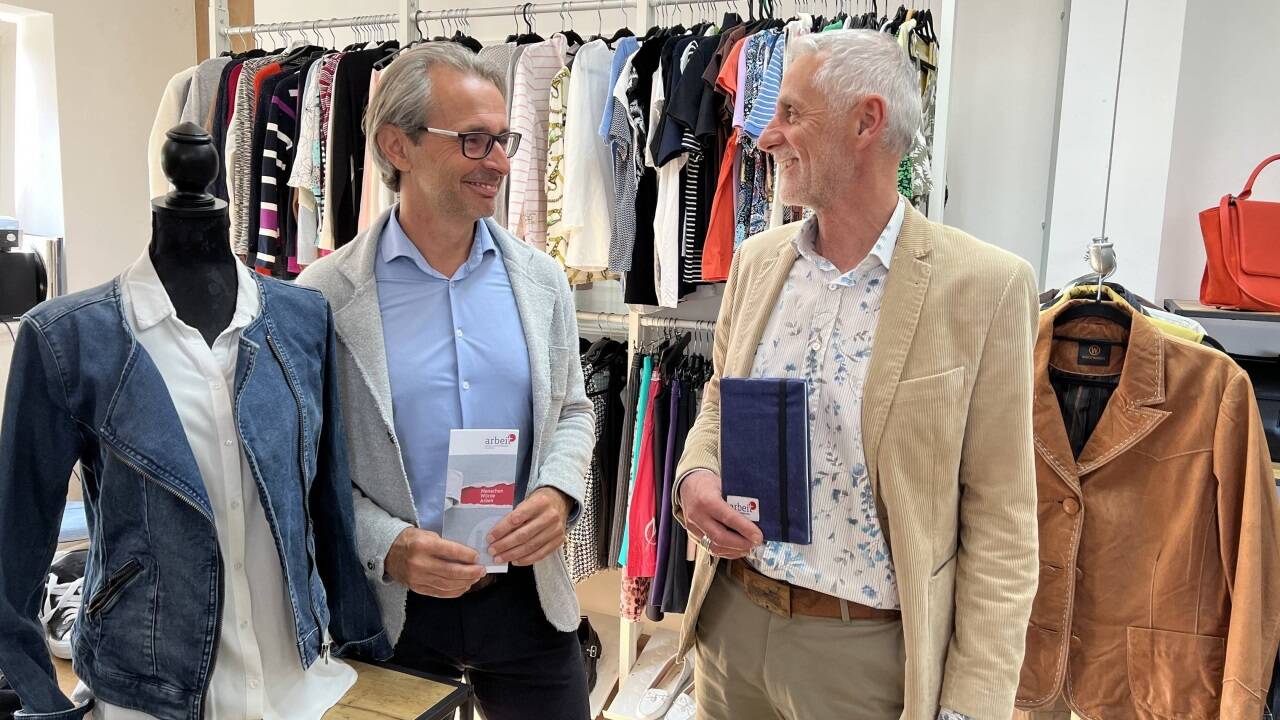 Stellen Forderungen, v. l.: Christian Moik, Soziale Arbeit GmbH, und Peter Ruhmannseder, Geschäftsführer von arbeit plus. 