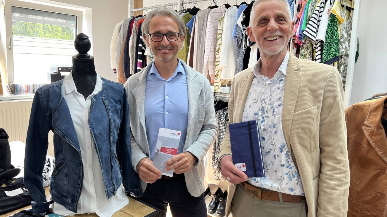 Stellen Forderungen, v.l.: Christian Moik, Soziale Arbeit GmbH, und Peter Ruhmannseder, Geschäftsführer von arbeit plus. 