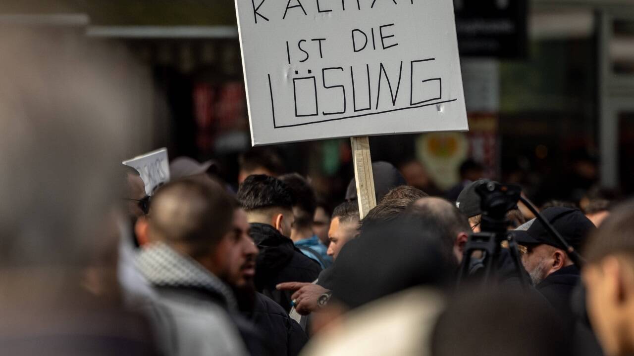 Teilnehmer einer Islamisten-Demo in Hamburg halten ein Plakat mit der Aufschrift „Kalifat ist die Lösung“ in die Höhe  Teilnehmer einer Islamisten-Demo in Hamburg halten ein Plakat mit der Aufschrift „Kalifat ist die Lösung“ in die Höhe