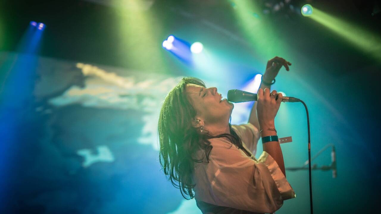 Selten allein: Giovanna Fartacek, hier bei einem Auftritt als Berglind im Salzburger Rockhouse, verknüpft viele Fäden. 