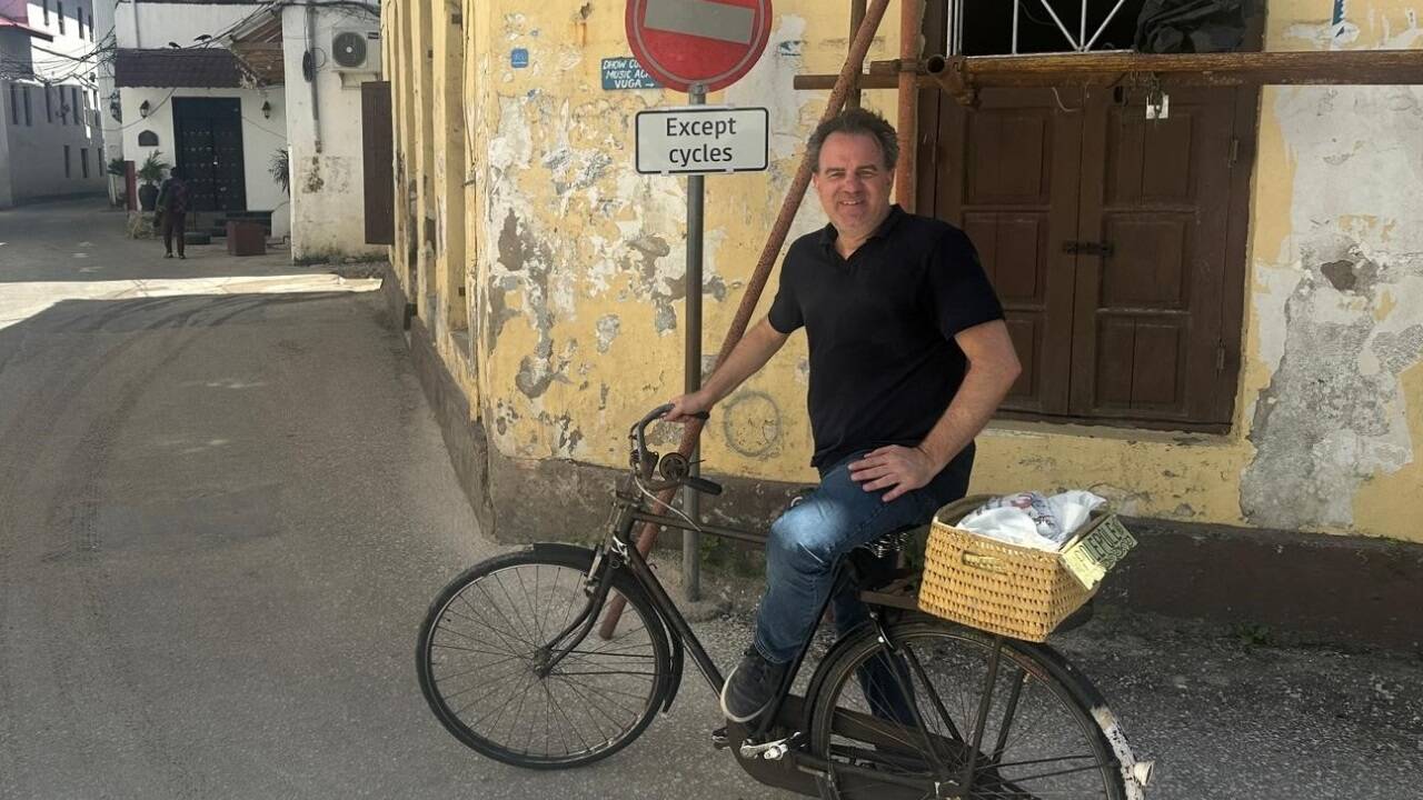 Mittels Sender konnte der Salzburger Robert Krasser, der sich ehrenamtlich für Radwege in Sansibar engagiert, seinen Koffer in Graz orten. 