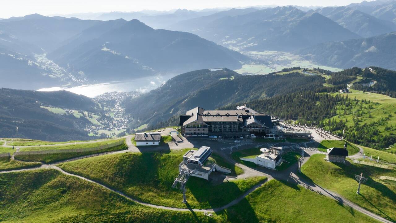 Das Berghotel auf dem Gipfel der Schmittenhöhe. Das Berghotel auf dem Gipfel der Schmittenhöhe.