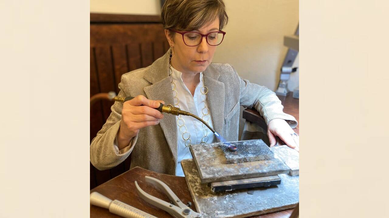 Birgit Huber (Atelier 4) bei der Arbeit in ihrer Werkstatt. 