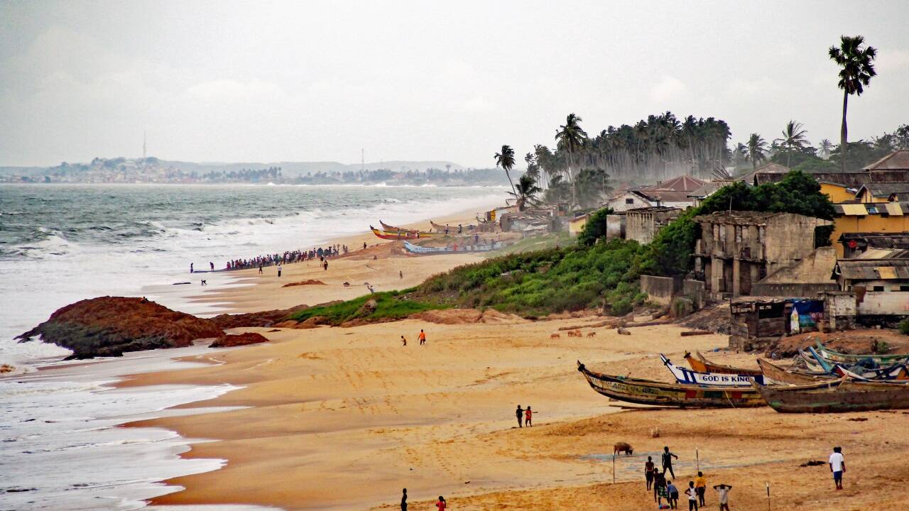 Strandszene in Cape Coast am Golf von Guinea. 