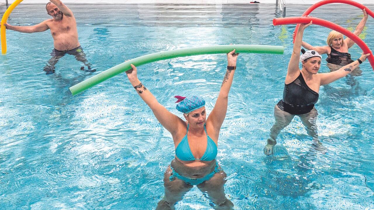 Die Teilnehmerinnen und Teilnehmer des Aqua-Gymnastik-Kurses haben Freude an der Bewegung im Wasser.  