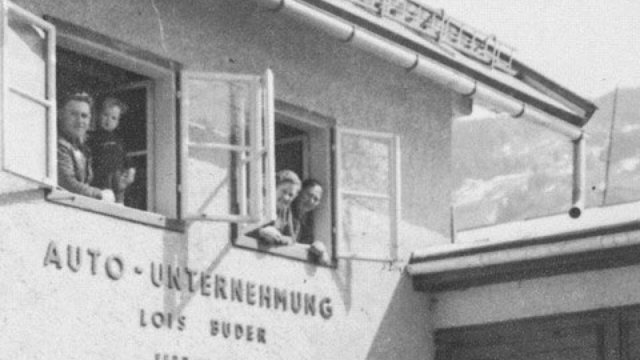 Alois und Theresia Buder mit ihrer Familie in ihrem Wohnhaus im Untermarkt. Hier versteckten sie auch Deserteur Karl Rupitsch nach dessen Flucht aus dem Gefängnis.  