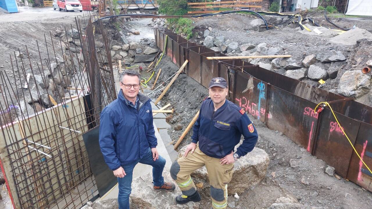 Bürgermeister Thomas Ellmauer und Ortsfeuerwehrkommandant Kurt Kollmann bei der Brückenbaustelle am Rettenbach. 