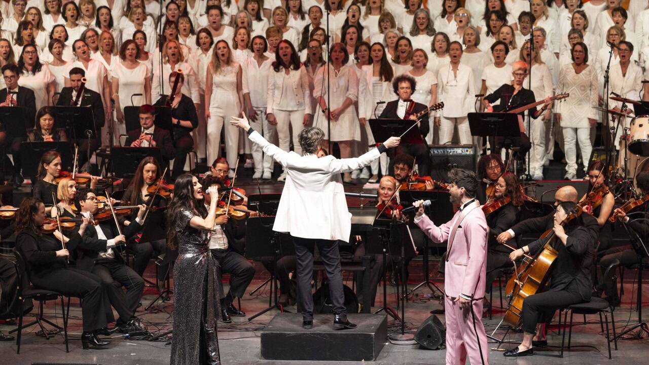 Bilder zum „Symphonic Tribute to Queen“ der Philharmonie Salzburg im Großen Festspielhaus. 