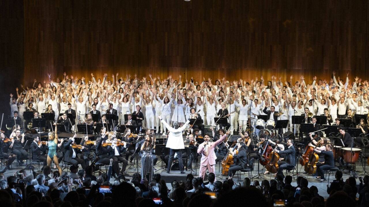 Bilder zum „Symphonic Tribute to Queen“ der Philharmonie Salzburg im Großen Festspielhaus. 