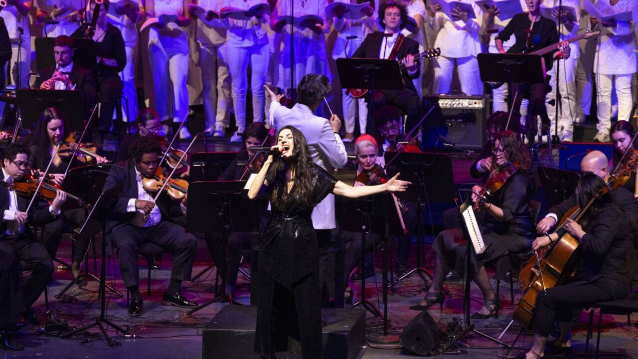 Bilder zum „Symphonic Tribute to Queen“ der Philharmonie Salzburg im Großen Festspielhaus. 