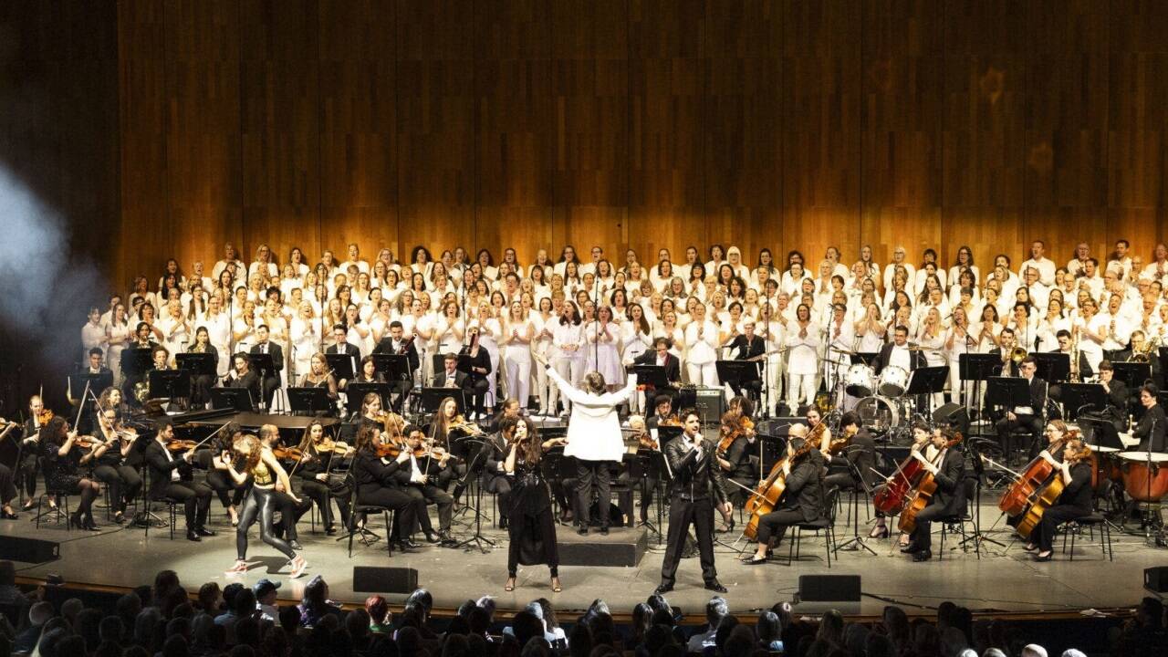 Bilder zum „Symphonic Tribute to Queen“ der Philharmonie Salzburg im Großen Festspielhaus. 