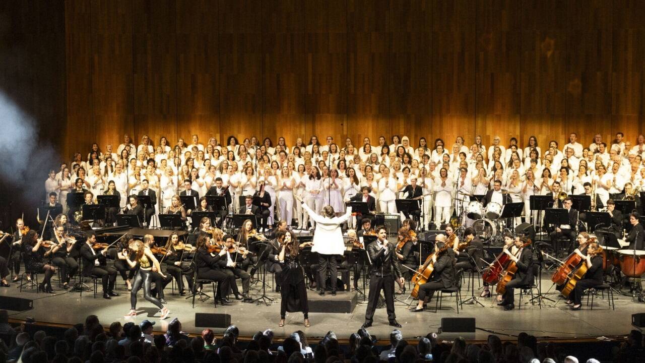 Bilder zum „Symphonic Tribute to Queen“ der Philharmonie Salzburg im Großen Festspielhaus. 