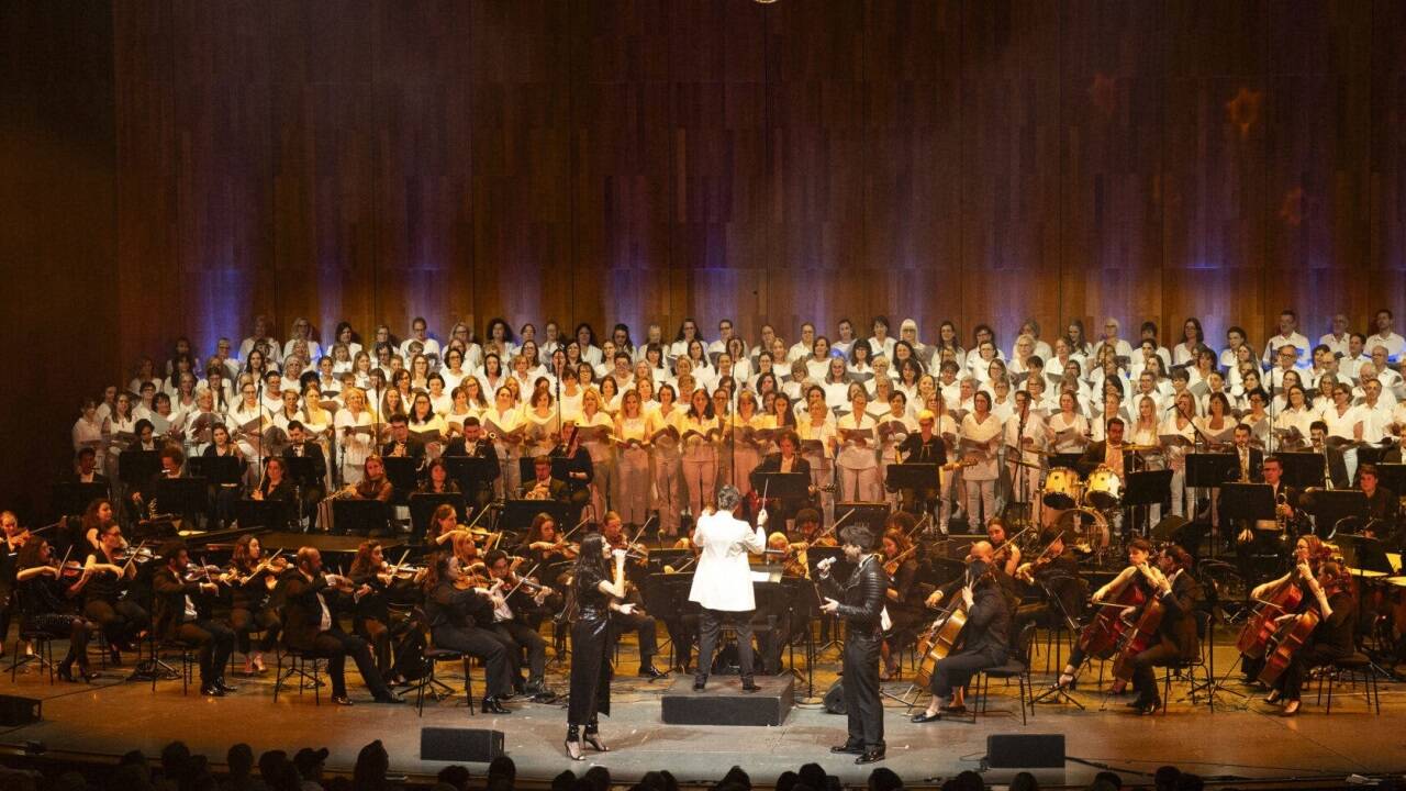 Bilder zum „Symphonic Tribute to Queen“ der Philharmonie Salzburg im Großen Festspielhaus. 