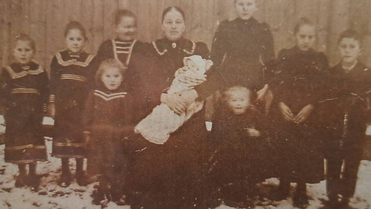 Maria Kinzl mit ihren neun Kindern. Der Jüngste, auf dem Bild ein Baby in den Armen seiner Mutter, übernahm später den Hof, als er 1948 aus der Kriegsgefangenschaft heimkehrte.  