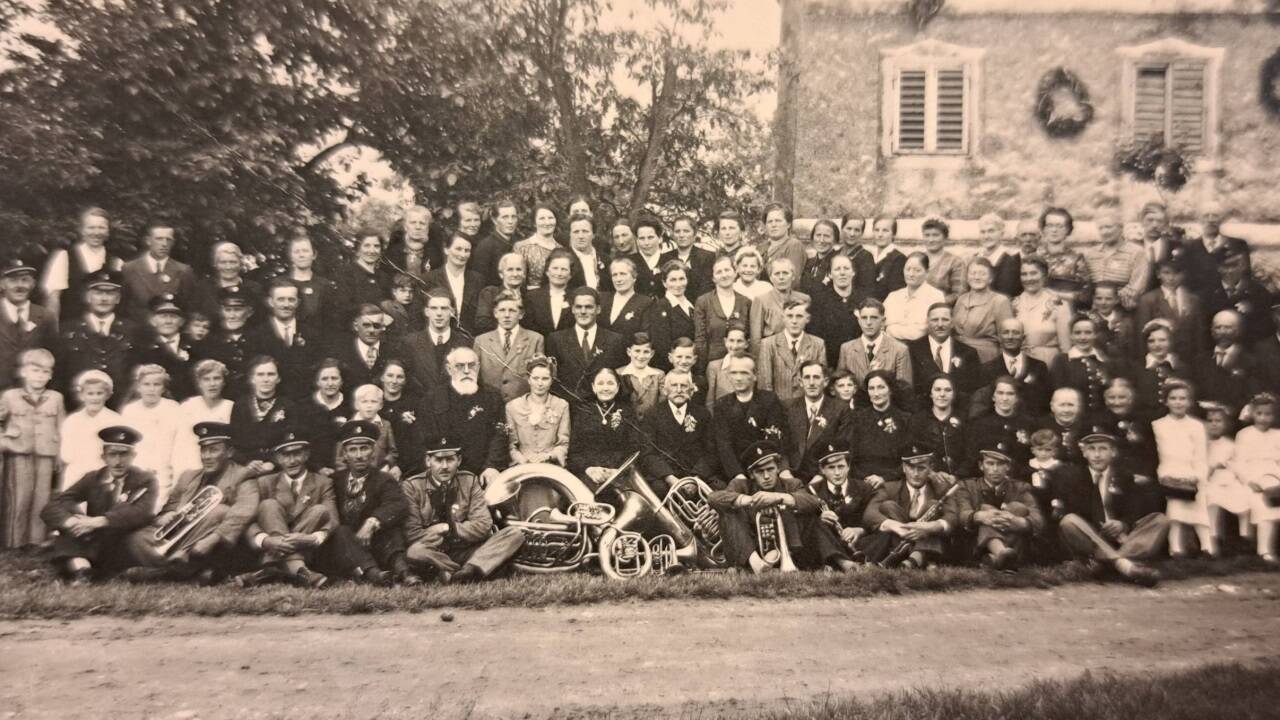 Maria und Georg Kinzl bei ihrer Goldenen Hochzeit 1951 in St. Pantaleon. Fotos wurden nur selten gemacht damals, „aber der Bäckersohn Albert Landertinger hatte schon einen Fotoapparat und hat die Leute im Dorf immer wieder fotografiert“. 