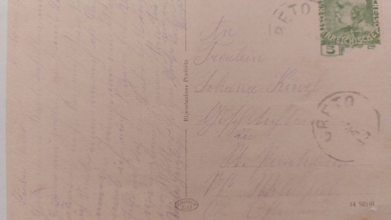 Mein Urgroßvater musste trotz neun Kindern und einem Bauernhof daheim in den Ersten Weltkrieg ziehen. Aus Greto schickte er 1915 eine Karte an seine Kinder, adressiert an die Älteste, Johanna: „Liebe Kinder! Habe eure Karte erhalten mit Freuden und zugleich mit Leid, weil ich nicht bei euch sein kann. Ich denke immer an euch. Oft fließen die Tränen vor den Augen, weil ich euch so gern habe. Vielleicht hilft uns doch der liebe Gott, dass ich wieder zurück kommen kann. Tut halt der Mutter folgen. Viele herzliche Grüße von eurem Vater Georg Kinzl.“  