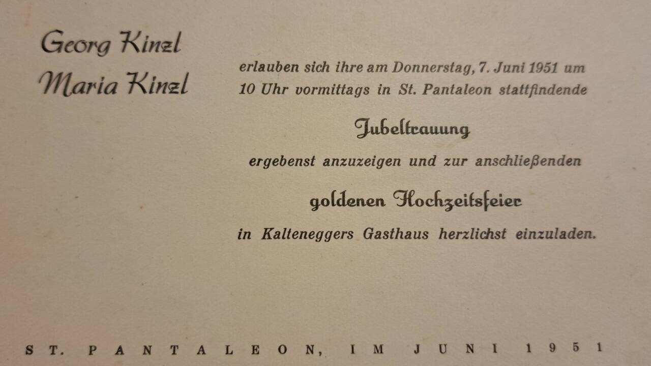 Für die Goldene Hochzeit wurde eine Einladungskarte gestaltet. Kalteneggers Gasthaus gibt es längst nicht mehr. 