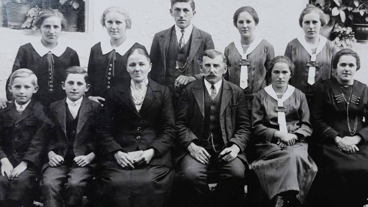 ... ein paar Jahre später die gesamte Familie auf einem Foto von 1925. Vorne sitzend: Karl, Georg, Mutter Maria, Vater Georg, Elisabeth (meine Oma), Franziska. Hinten: Maria, Johanna, Johann, Katharina und Justine. 