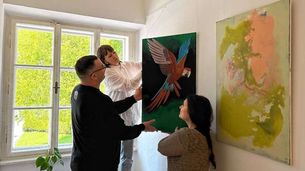 Herbert Wührer bei der Gestaltung der Ausstellung im Mozarthaus in St.Gilgen.  