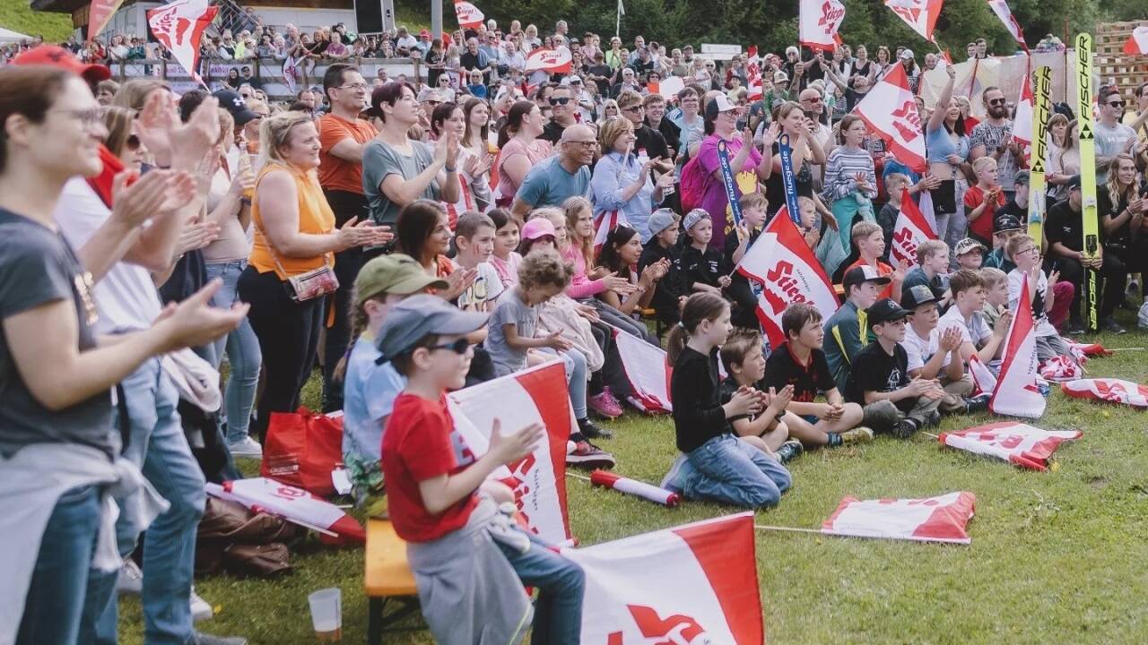 Hunderte Fans bereiteten ihm eine stürmischen Empfang. 