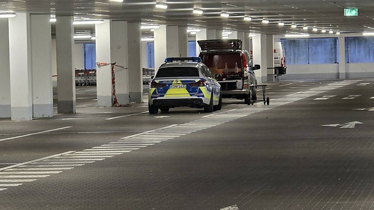 Tote lag im Auto in Tiefgarage eines Baumarktes 