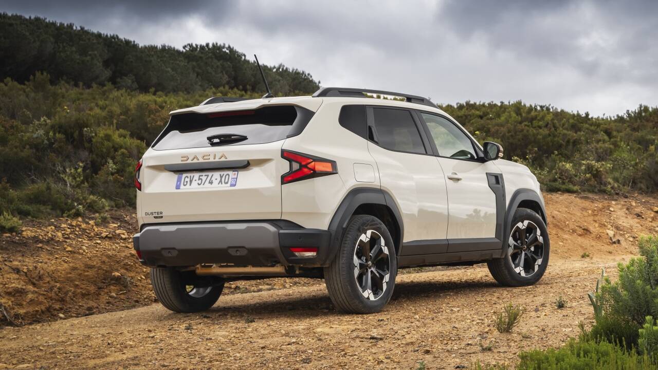 Die neue Front erinnert ein wenig an Jeep, die Flanken an Land Rover – wohl nicht ohne Grund, denn der Duster kann’s auch im Gelände. Die neue Front erinnert ein wenig an Jeep, die Flanken an Land Rover – wohl nicht ohne Grund, denn der Duster kann’s auch im Gelände.