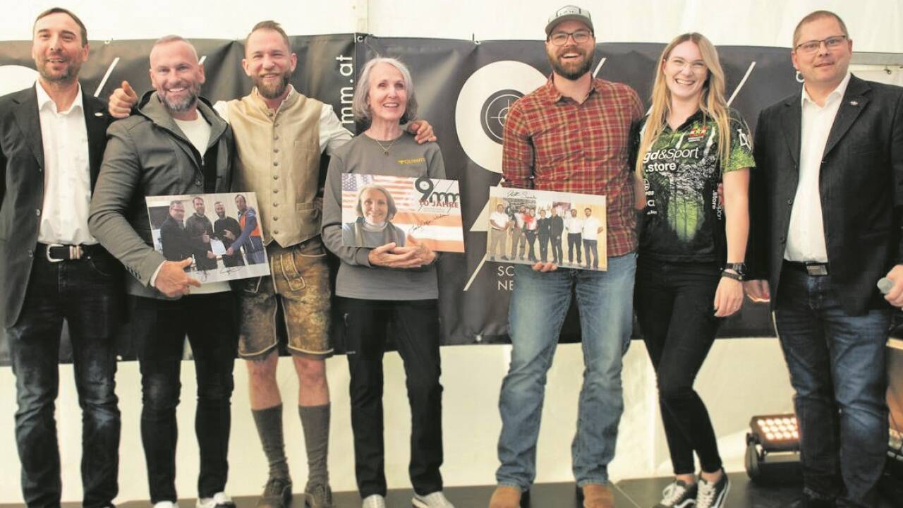 v. l. Jürgen Jung (Obmann SV9MM), Mario Schitter (Fa. Recon), Bernhard Russegger (Waffen Russegger), Lindy Cooper, Horst Holzinger, Samantha Wendel und Harald Legner (SV9MM) 