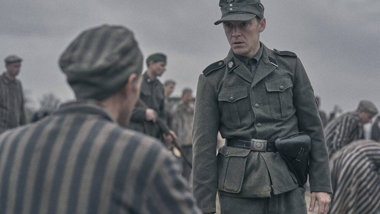 Jonas Nay in der neuen Serie, die das Leben eines Häftling-Tätowierers im Konzentrationslager Auschwitz nachzeichnet. Jonas Nay in der neuen Serie, die das Leben eines Häftling-Tätowierers im Konzentrationslager Auschwitz nachzeichnet.