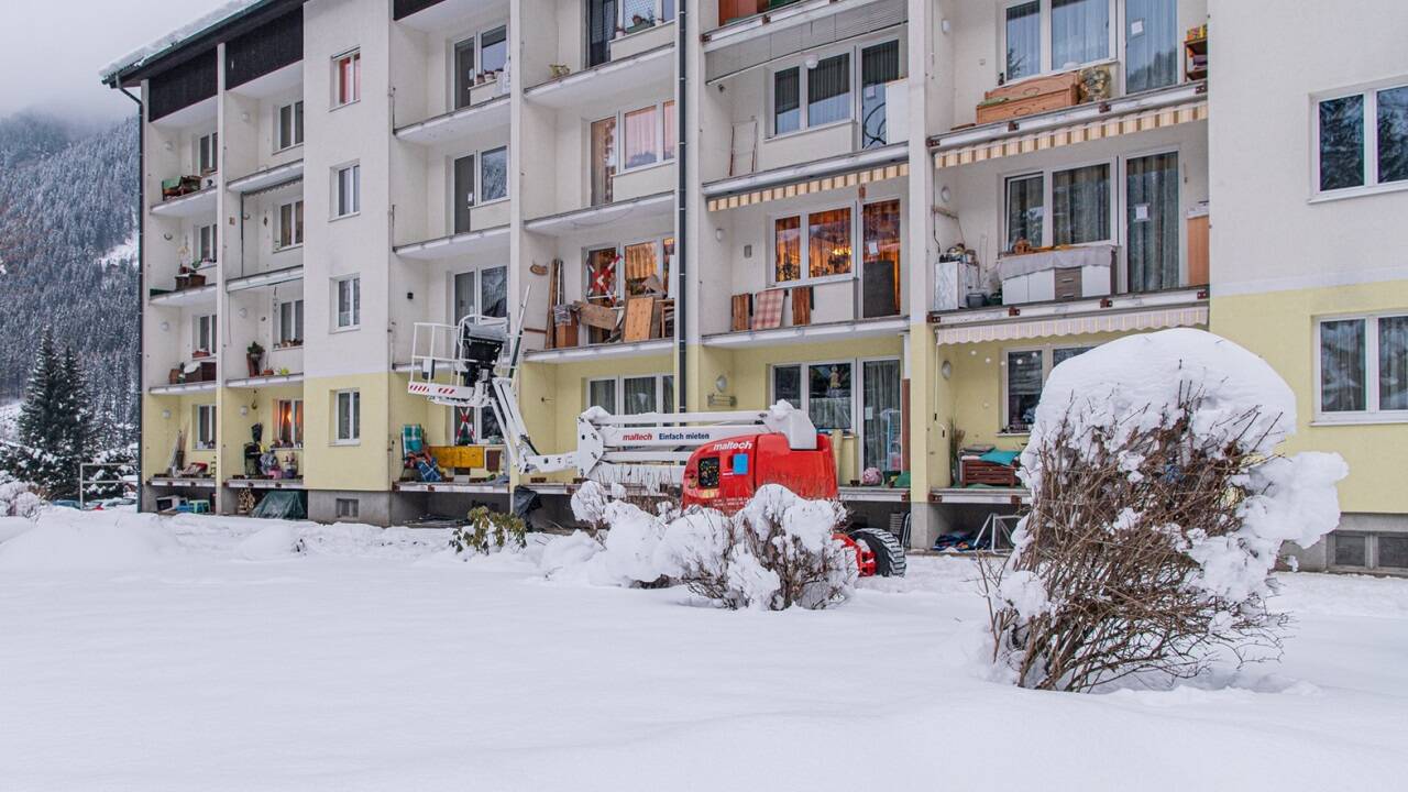 In dieser GSWB-Wohnanlage in Bad Gastein stürzte die 81-jährige Frau im Jänner 2023 von ihrem Balkon im zweiten Stock – die Geländer waren abmontiert worden. 