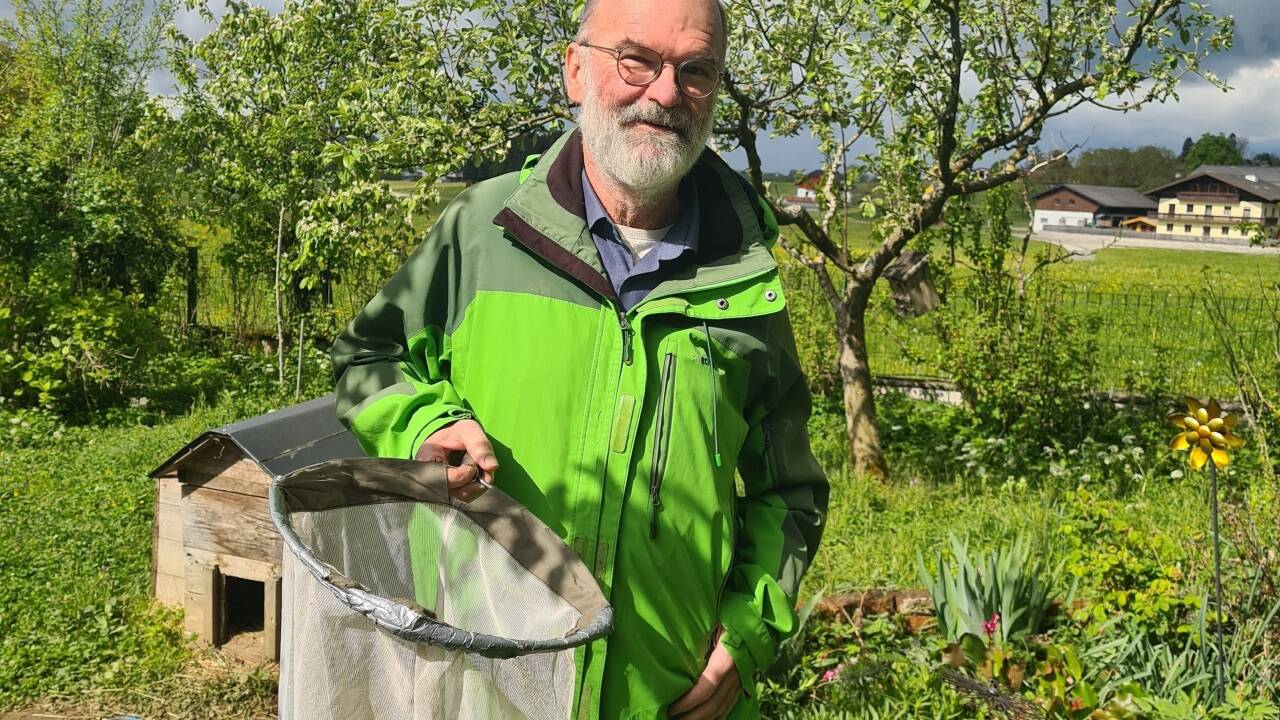 Johann Neumayer in seinem Garten in Elixhausen.  