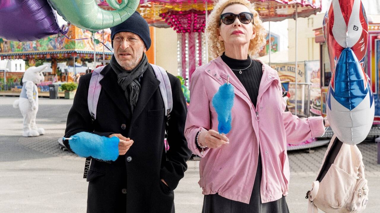 Jackie (Mark Ivanir) und Mimi (Sunnyi Melles) spielen ihren Enkelkindern etwas vor. 