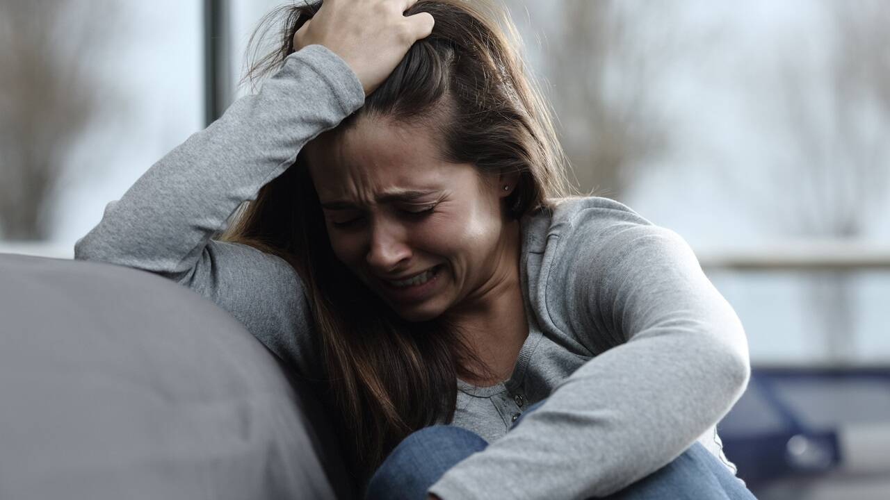 Nicht nur körperliche Beschwerden, sondern auch Depressionen und Ängste sind mögliche Symptome von PMS und PMDD. 
