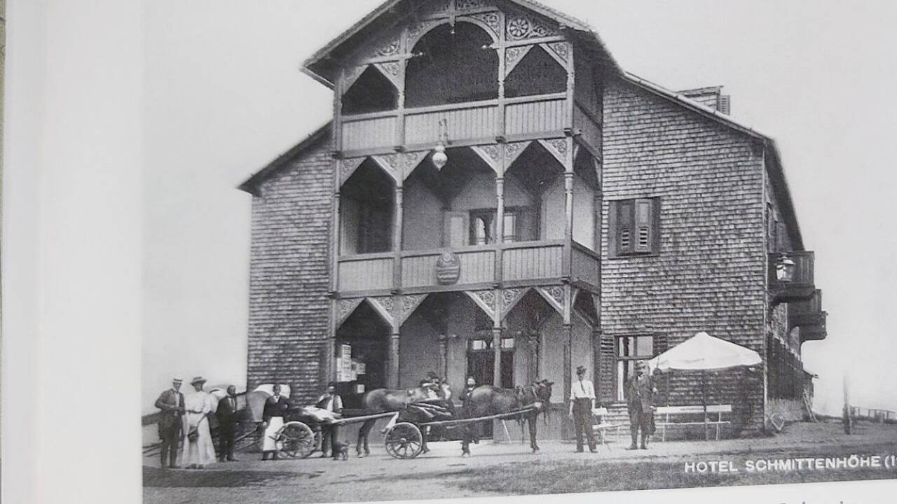Schmittenwagerl vor dem Berghotel auf einem Foto von 1925. 
