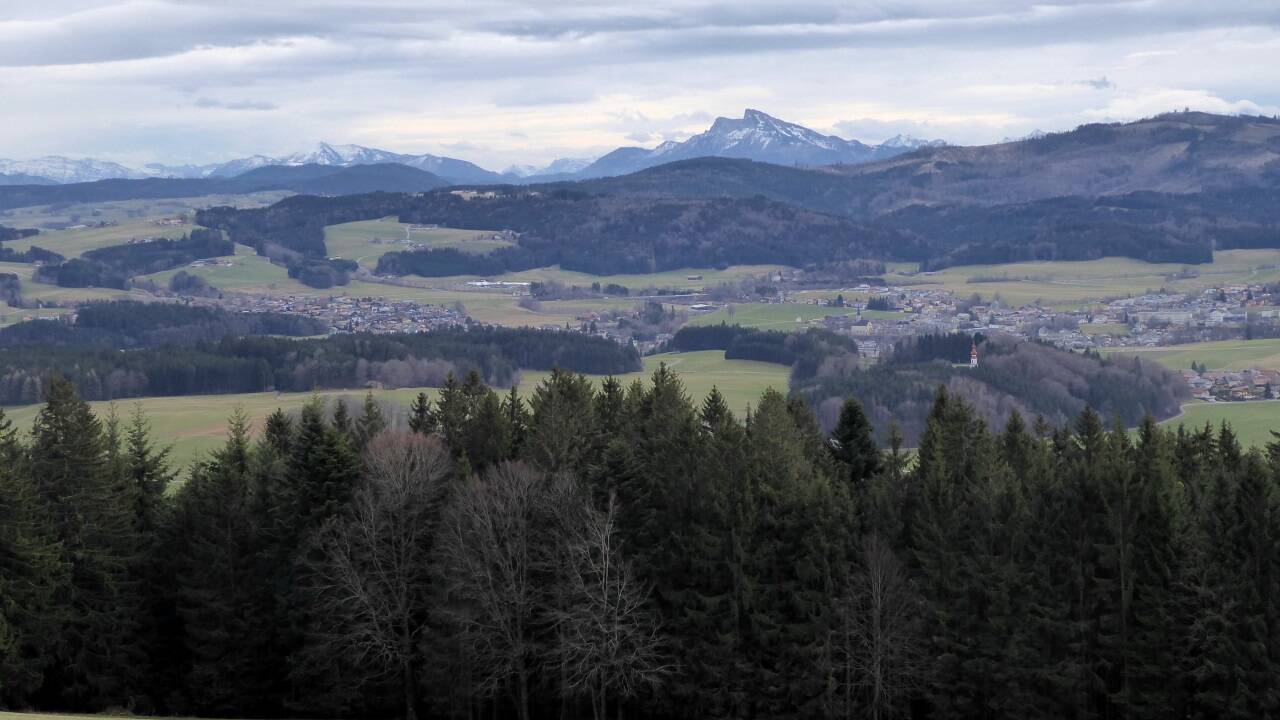 Ganz versteckt die Kirche am Johannsberg, besser erkennbar ist der Schafberg. 