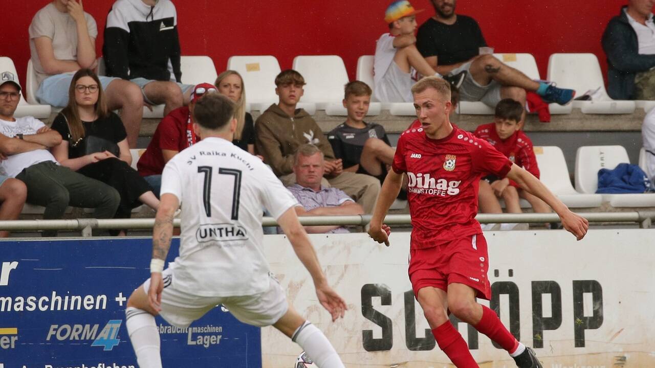 Christoph Chudoba (r.) schoss Seekirchen im Herbst zum Sieg gegen Spitzenreiter Kuchl.  Christoph Chudoba (r.) schoss Seekirchen im Herbst zum Sieg gegen Spitzenreiter Kuchl.