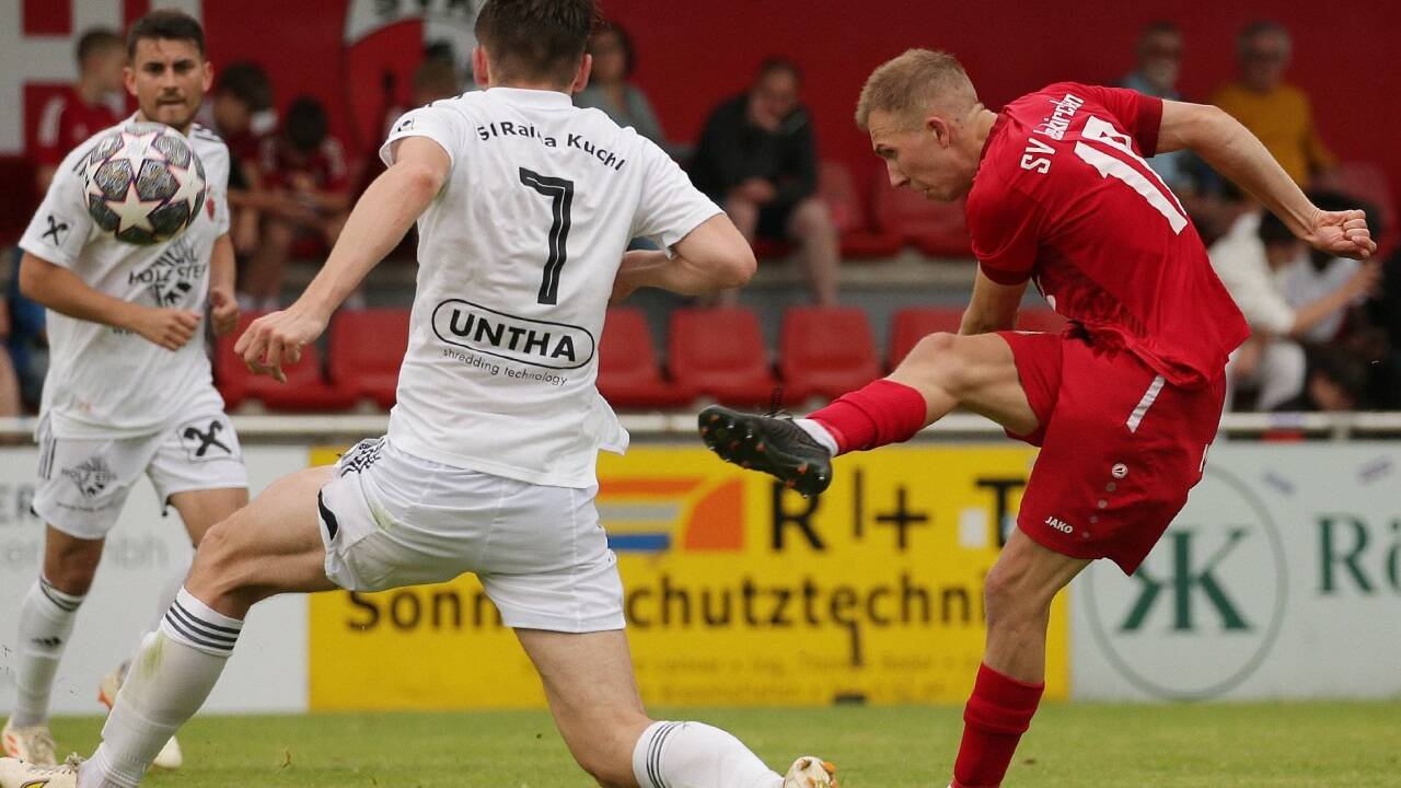 Christoph Chuduba (rechts) gewann mit Seekirchen gegen Kuchl  Christoph Chuduba (rechts) gewann mit Seekirchen gegen Kuchl