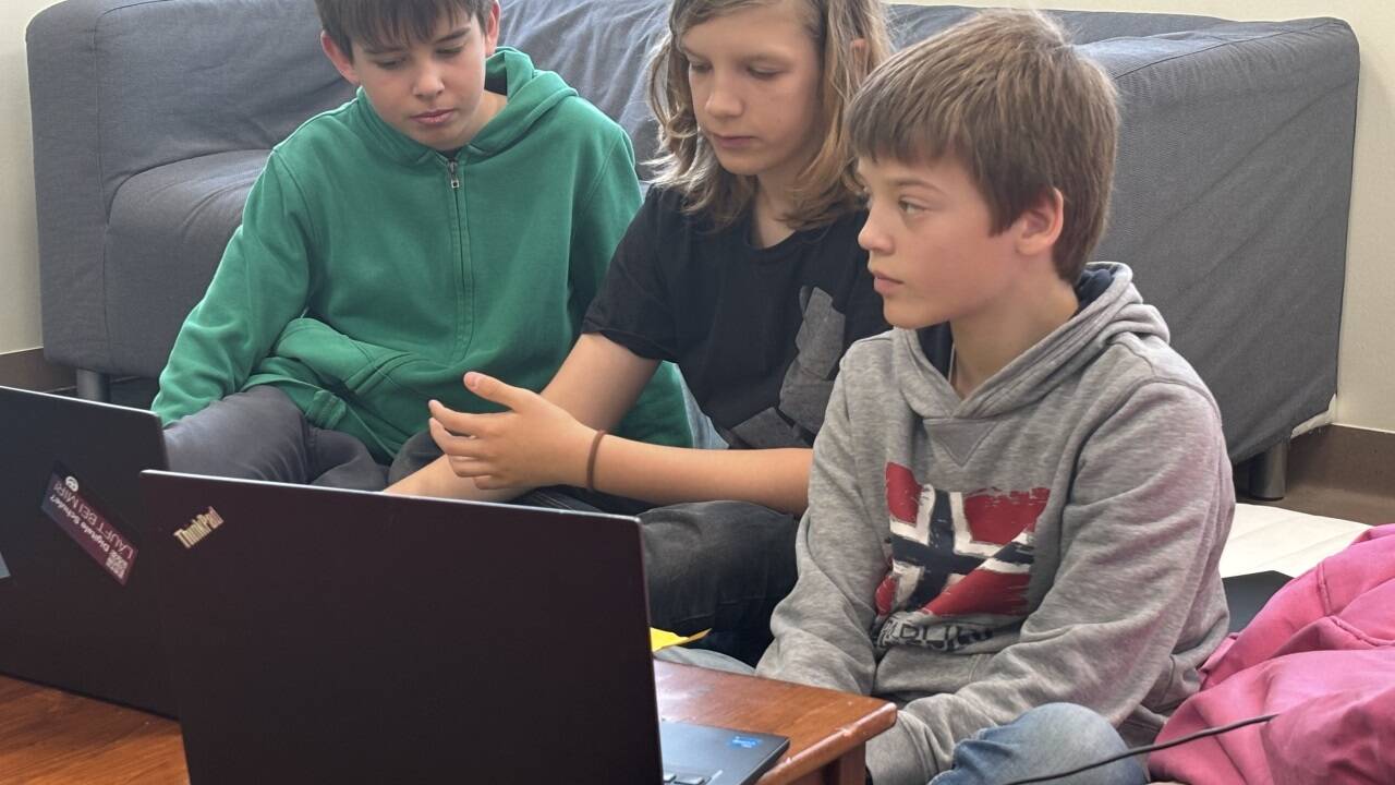 Kian Nawratil, Maximilian Rönfeld und Paul Atzwanger (v. r.) beim Zoom-Call mit dem in Jerusalem tätigen israelischen Bakterienforscher Aharon Oren. 