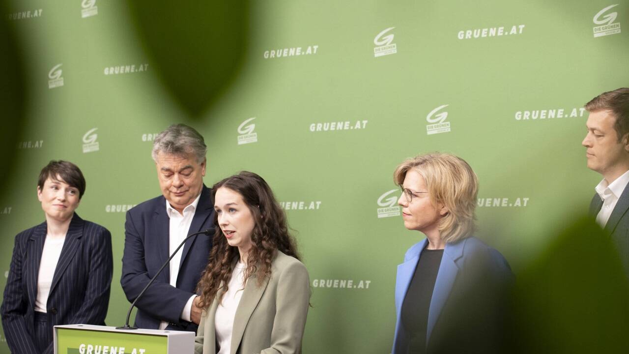 Die gesamte Parteispitze solidarisierte sich am Mittwoch bei der Pressekonferenz demonstrativ mit der jungen Spitzenkandidatin Lena Schilling. Die gesamte Parteispitze solidarisierte sich am Mittwoch bei der Pressekonferenz demonstrativ mit der jungen Spitzenkandidatin Lena Schilling.