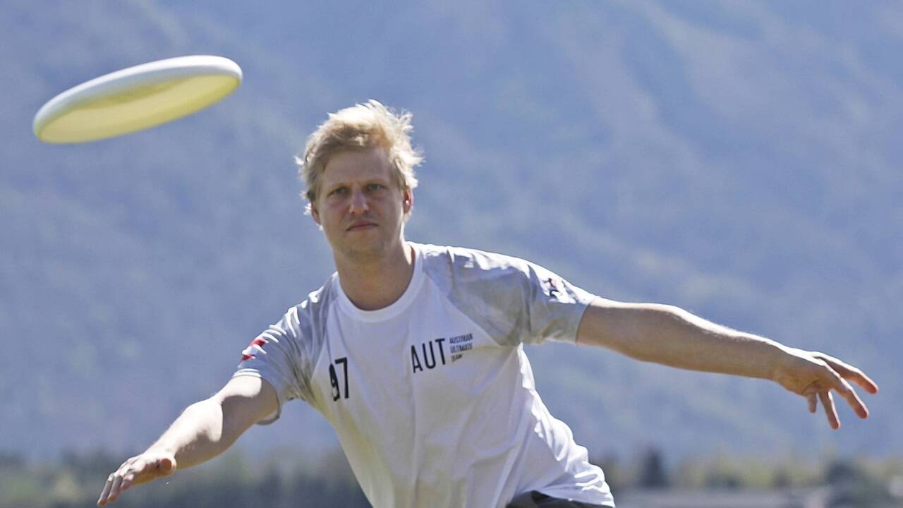 Der Salzburger Mathematiker Florian Kain demonstriert die Sportart Frisbee. Für diese wurde nun in Salzburg ein Landesverband gegründet, Frisbee soll eine besser organisierte Breitensportart werden. 