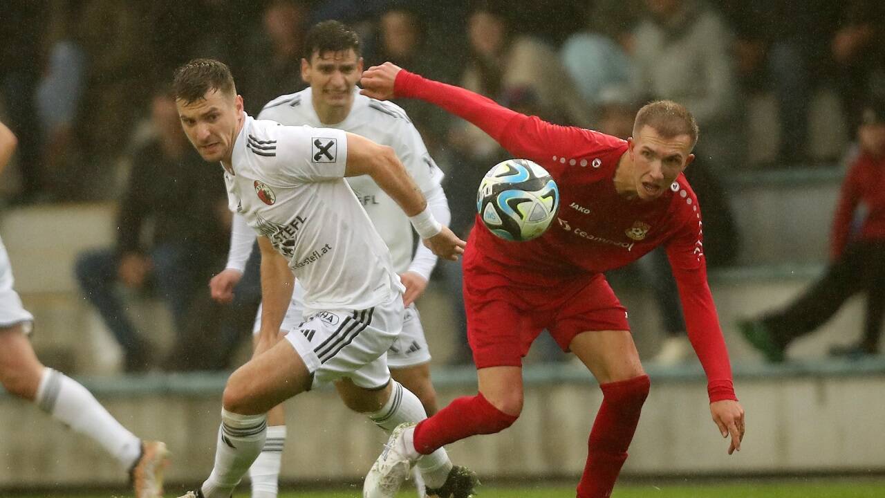 Seekirchen (Christoph Chudoba/r.) ließ Kuchl (Marco Hödl) im Topspiel der Salzburger Liga keine Chance.   Seekirchen (Christoph Chudoba/r.) ließ Kuchl (Marco Hödl) im Topspiel der Salzburger Liga keine Chance.