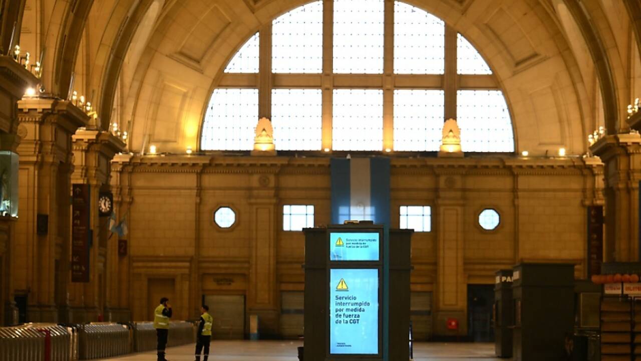 Leergefegter Bahnhof Constitución in Buenos Aires 