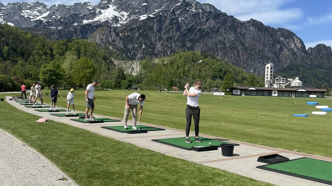 Golf lernen! Einfach kommen und die erste Berührung mit der Faszination Golf jeden Sonntag von 11.00-12.00 Uhr beim Golfschnuppern auf sich wirken lassen. 