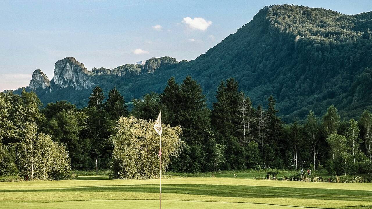 Golf lernen! Einfach kommen und die erste Berührung mit der Faszination Golf jeden Sonntag von 11.00-12.00 Uhr beim Golfschnuppern auf sich wirken lassen. 