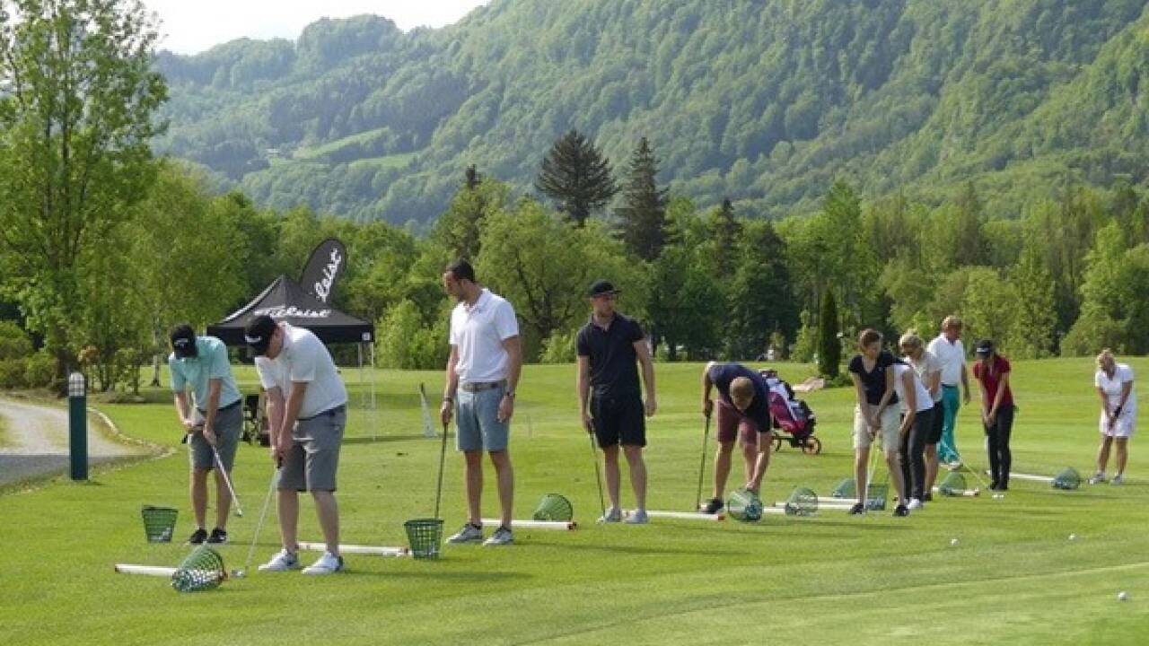 Golf lernen! Einfach kommen und die erste Berührung mit der Faszination Golf jeden Sonntag von 11.00-12.00 Uhr beim Golfschnuppern auf sich wirken lassen. 