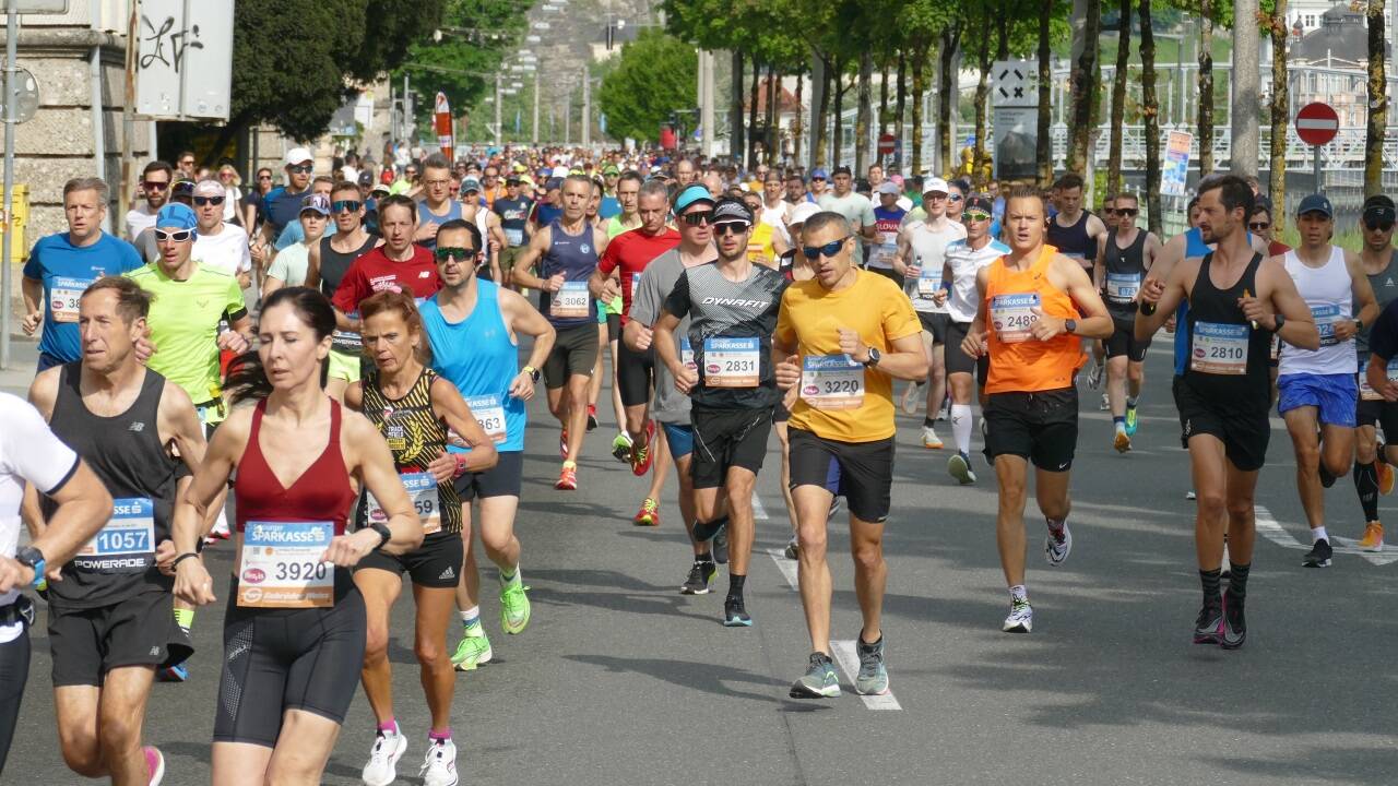 Die Stadt gehört am Sonntag den Läuferinnen und Läufern beim Salzburg Marathon. 
